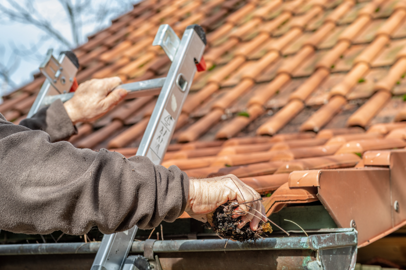 10 Common Mistakes People Make with Ladders While Cleaning Gutters